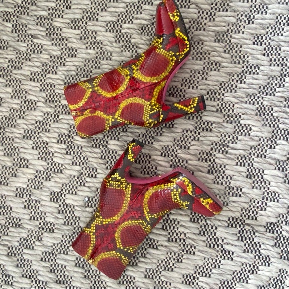 Gucci Runway Python Boots - Picture 6 of 6